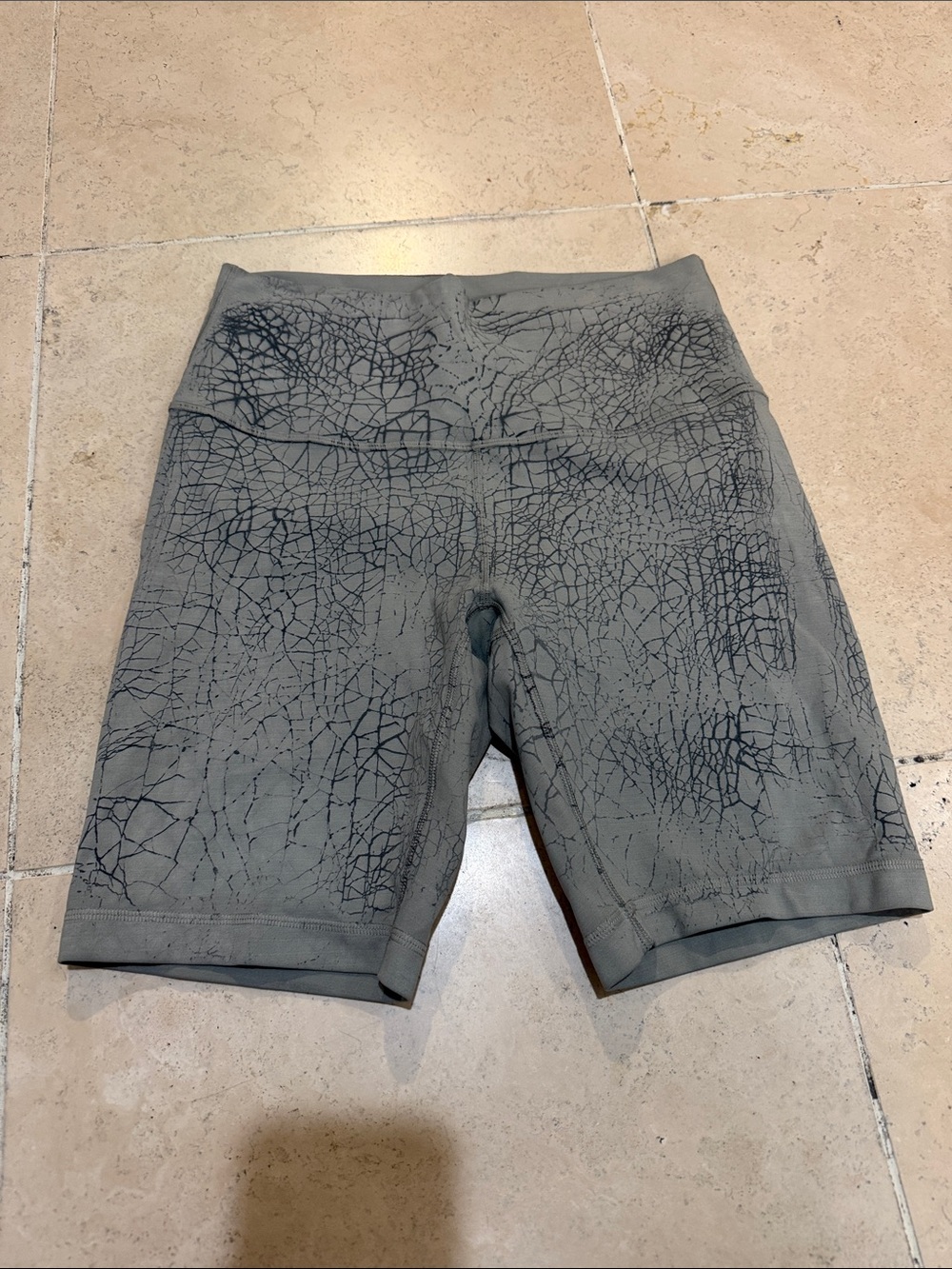 lululemon athletica Men's Crackle-Print Grey Athletic Biker Shorts